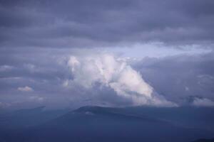 mattina Visualizza a partire dal il dragobrato montagna picchi nel carpazi montagne, Ucraina. nuvoloso e nebbioso paesaggio in giro drahobrat picchi foto