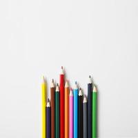 riga matite colorate affilate su sfondo bianco