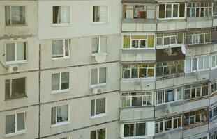 facciata di un' grigio Multi piano sovietico pannello costruzione. russo vecchio urbano Residenziale case con finestre e balcone. russo Quartiere foto