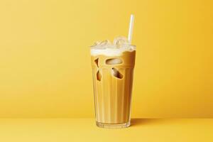 ai generato ghiacciato latte macchiato su giallo sfondo. ai generato foto