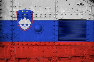 slovenia bandiera raffigurato su lato parte di militare blindato serbatoio avvicinamento. esercito forze concettuale sfondo foto
