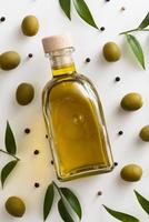 tavolo bottiglia di olio d'oliva