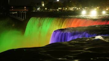 il bellissimo Niagara cascata paesaggio con il colorato luci su a notte foto