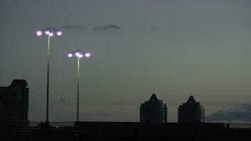 Due lanterne siamo illuminato nel il sera. sera città foto