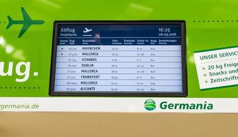 germania airlines orario verde per partenze arrivi aeroporto brema germania. foto