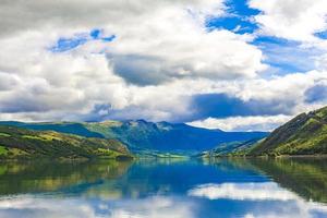 incredibile paesaggio norvegese montagne colorate foreste di fiordi jotunheimen norvegia foto
