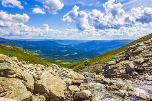 incredibile paesaggio norvegese montagne colorate in una giornata di sole vang norvegia