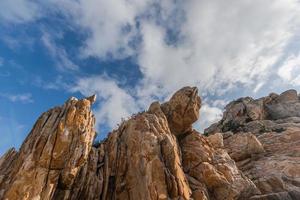 pietre di varie forme erose dal mare sotto il cielo azzurro foto