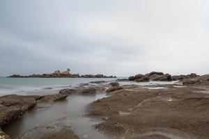 mattina nuvolosa, acqua di mare, scogliere e isole foto