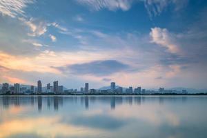 al tramonto, il lago riflette la vista notturna della città foto