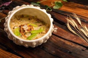 piatti tradizionali cinesi da banchetto, zuppa di funghi varia foto