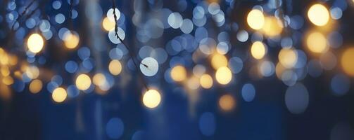 ai generato vacanza illuminazione e decorazione concetto, Natale ghirlanda bokeh luci al di sopra di buio blu sfondo. ai generato foto