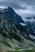 valle di kumrat bellissimo paesaggio vista sulle montagne foto