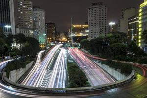 Vista notturna del traffico veicolare sul corridoio nord-sud dal viadotto cha, durante una notte piovosa, nel centro di San Paolo foto