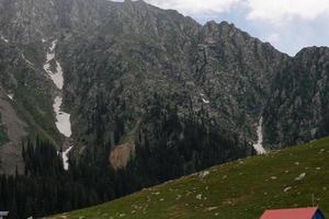 kumrat valley jazz banda bellissimo paesaggio vista sulle montagne foto