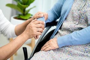 tenendosi per mano asiatica anziana o anziana signora anziana paziente con amore, cura, incoraggiamento ed empatia nel reparto ospedaliero di cura, concetto medico sano e forte foto