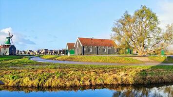 bellissimo mulino a vento villaggio nel il Olanda foto