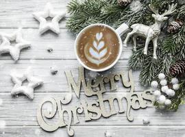 biglietto di natale e felice anno nuovo con tazza di caffè foto