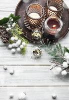 composizione natalizia con candele e rami di abete. foto