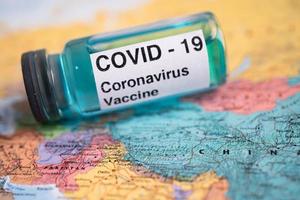 bangkok, thailandia - 1 luglio 2021, vaccino contro il coronavirus covid-19 sulla mappa dell'asia, sviluppo medico per uso medico per il trattamento di pazienti affetti da polmonite. foto