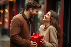 ai generato ritratto di contento amorevole coppia, sorridente uomo sorprese il suo fidanzata con presente all'aperto foto