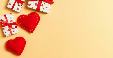 superiore Visualizza colorato San Valentino sfondo fatto di regalo scatole e rosso tessile cuori. San Valentino giorno concetto con copia spazio foto