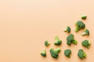 superiore Visualizza fresco verde broccoli verdura su colorato sfondo. broccoli cavolo testa salutare o vegetariano cibo concetto. piatto posizione. copia spazio foto