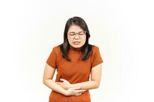 sofferenza mal di stomaco di bellissimo asiatico donna isolato su bianca sfondo foto