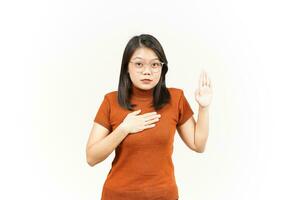 bestemmiare o promettere gesto di bellissimo asiatico donna isolato su bianca sfondo foto