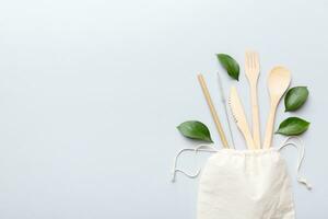 eco amichevole riutilizzabile riciclabile bianca eco Borsa con utensili da cucina su colorato sfondo. concetto zero rifiuto foto