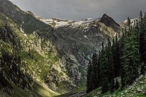 kumrat valley jazz banda bellissimo paesaggio vista sulle montagne foto