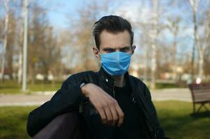 il Immagine viso di un' giovane uomo indossare un' maschera per impedire germi, tossico fumi, e polvere. foto