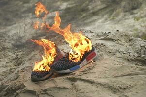 Usato blu scarpe da ginnastica ardente su un' sabbia nel il foresta. foto