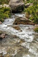 cascata della valle di kumrat bellissimo paesaggio vista sulle montagne foto