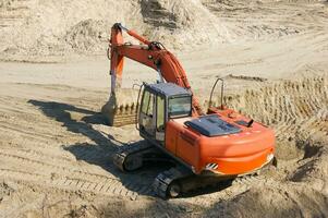 arancia scavatrice su un' sabbia cava. foto