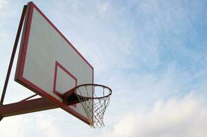 pallacanestro cerchio con cielo e nuvole nel insorto angolo Visualizza. foto