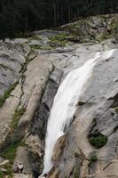 cascata della valle di kumrat bellissimo paesaggio vista sulle montagne foto