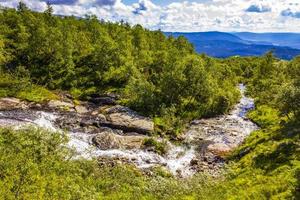 l'acqua corrente di un piccolo bellissimo fiume a cascata, vang, norvegia foto