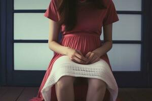 ai generato incinta donna Tenere un' carta nel sua mano, vicino su, ritagliata Immagine di un' donna Tenere un' gravidanza test su sua ginocchia, ai generato foto