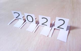 Carta in prospettiva 2022 tagliata su fondo in legno foto