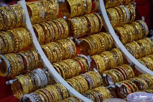 indiano anelli e bracciali nel argento e oro e gioielleria su il contatore nel negozio. foto