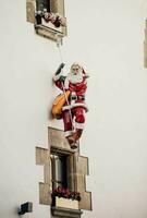 decorativo Santa Claus figura sospeso a partire dal un' facciata foto