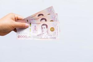 tenere banconote pari a tremila thai baht. foto