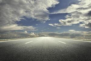 strada nuvolosa con cielo azzurro foto