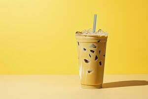 ai generato ghiacciato latte macchiato su giallo sfondo. ai generato foto