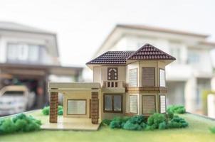 modello di casa per la finanza aziendale e il concetto di mutuo per la casa. foto