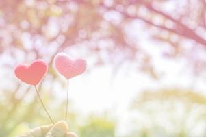 filato ascolta con sfondo naturale bokeh per san valentino foto