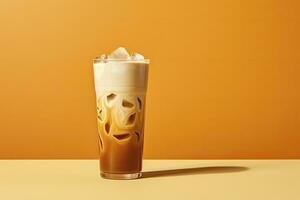 ai generato ghiacciato latte macchiato su giallo sfondo. ai generato foto