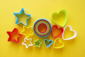 plastica muffe di Multi colori per fabbricazione biscotti nel il forma di un' openwork cerchio, stelle e cuori. foto