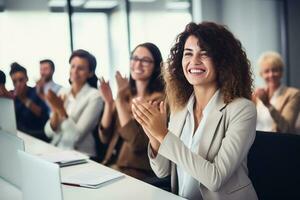 ai generato attività commerciale squadra battimani come un pubblico a un' conferenza o seminario. incontro con un' gruppo di colleghi o dipendenti applauso su un realizzazione foto